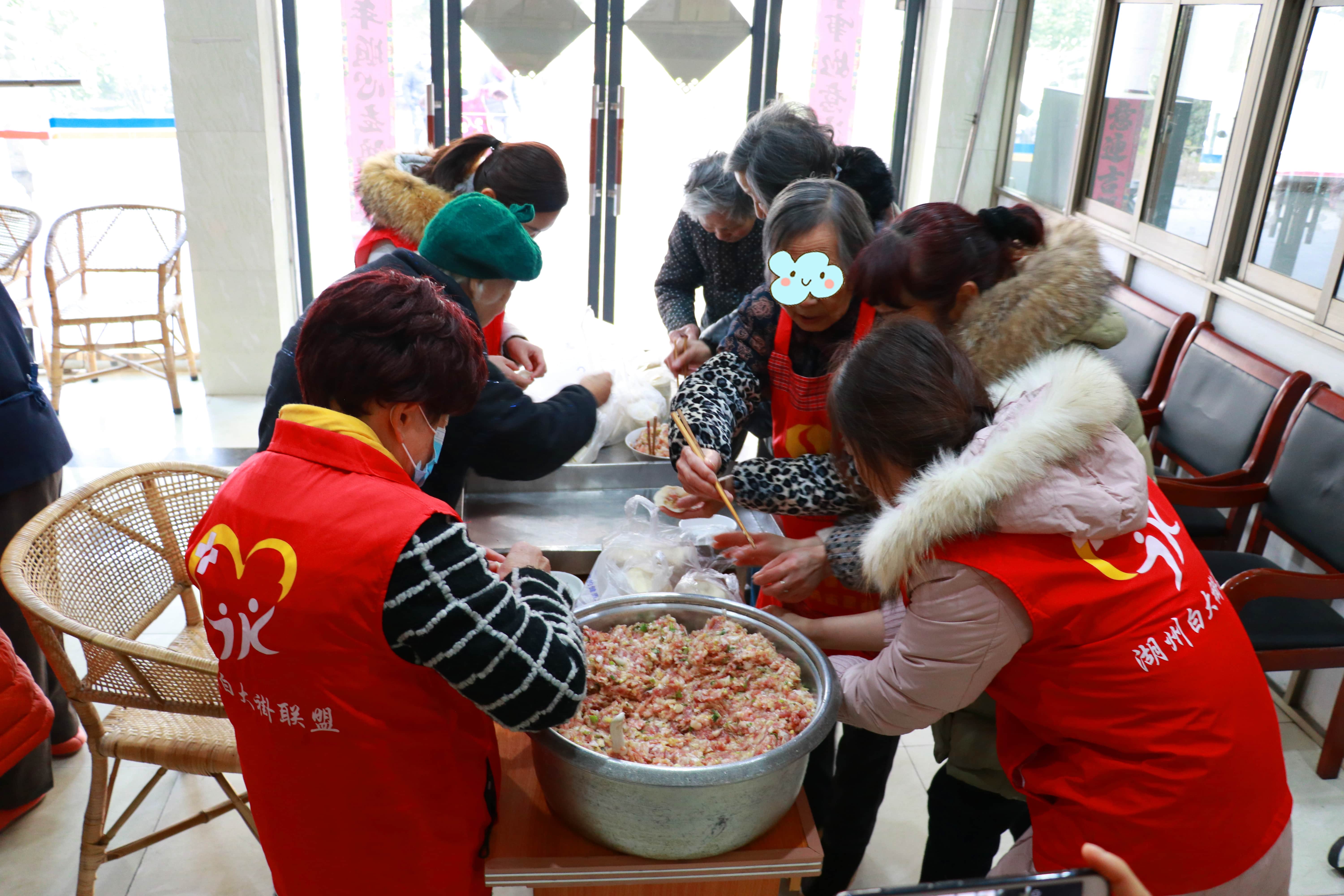 给养老院老人包饺子